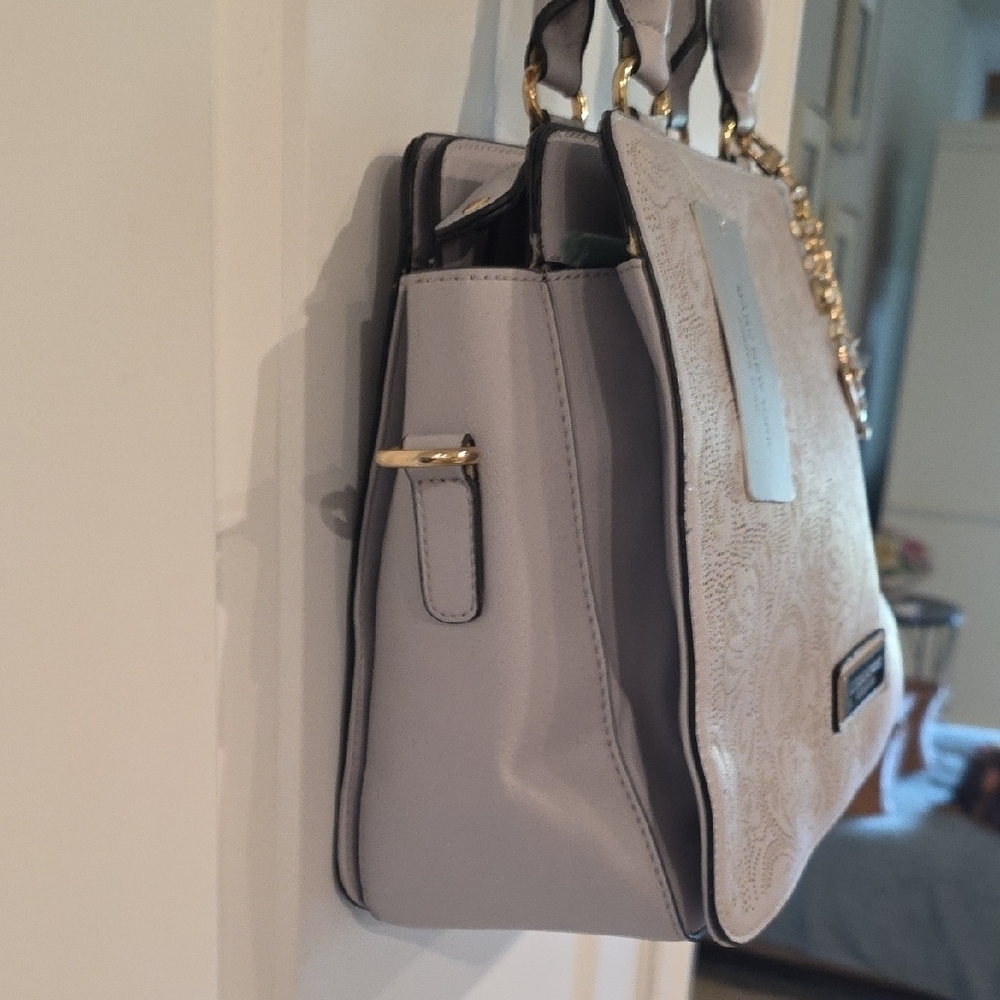 Elegant Cream Handbag with Gold Accents - Picture 6 of 11